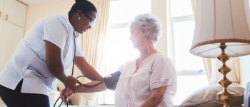 Verpleegster met oude vrouw.jpg