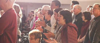 Zingende mensen in kerk.jpg